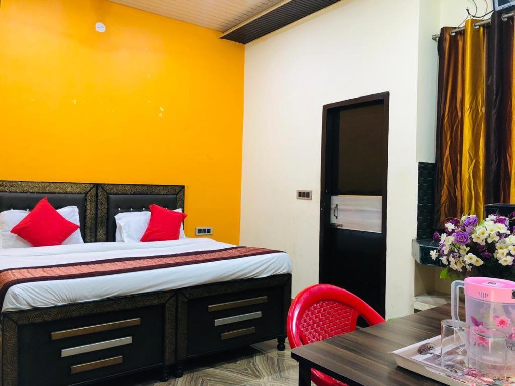 Hotel Tip Top -- Lpu Law Gate -- Family, Students, Couples Phagwāra Екстериор снимка